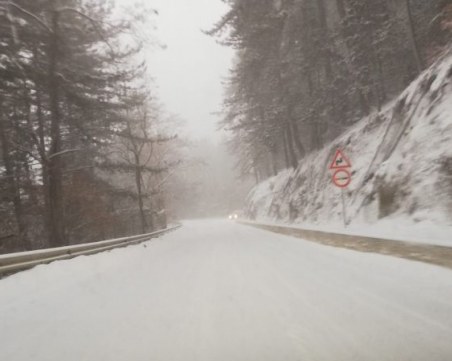 След силен снеговалеж: Част от Смолян и шест населени места останаха без ток