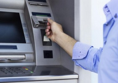Общият брой на банкоматите в България намалява по данни на
