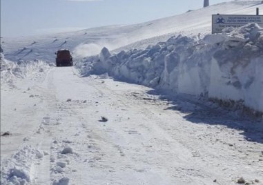 Остава и днес затворен прохода Троян Кърнаре Причината е сериозното снегонавяване