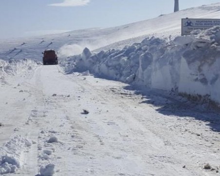 Проходът Троян-Кърнаре остава затворен и днес! Снегонавяването в района е много силно