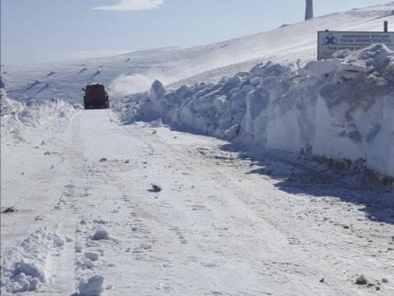 Проходът Троян-Кърнаре остава затворен и днес! Снегонавяването в района е много силно