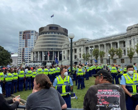 Арести на протестите в Нова Зеландия, полицията с предупреждения за шофьорите в Канада