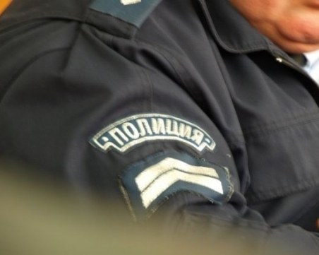 Шестима полицаи отиват на съд, обвинени за такса 