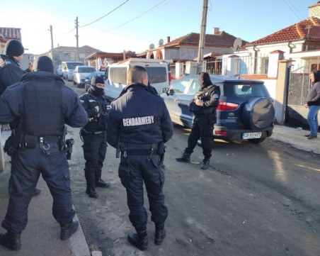 Спецакция в Карнобат! Полицаи претърсват жилища, проверяват автомобили