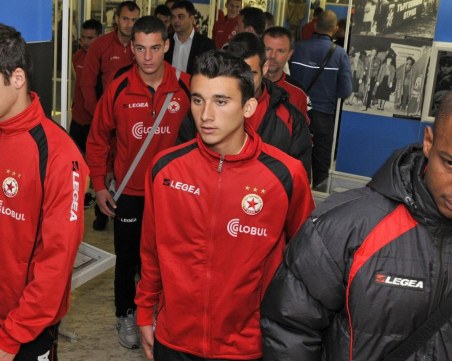 ЦСКА се издължи на Бенжелюн, адвокатите му бавят процедурите