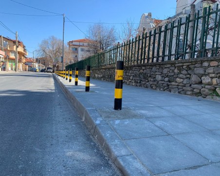 Възстановяват повредени антипаркинг колчета в 