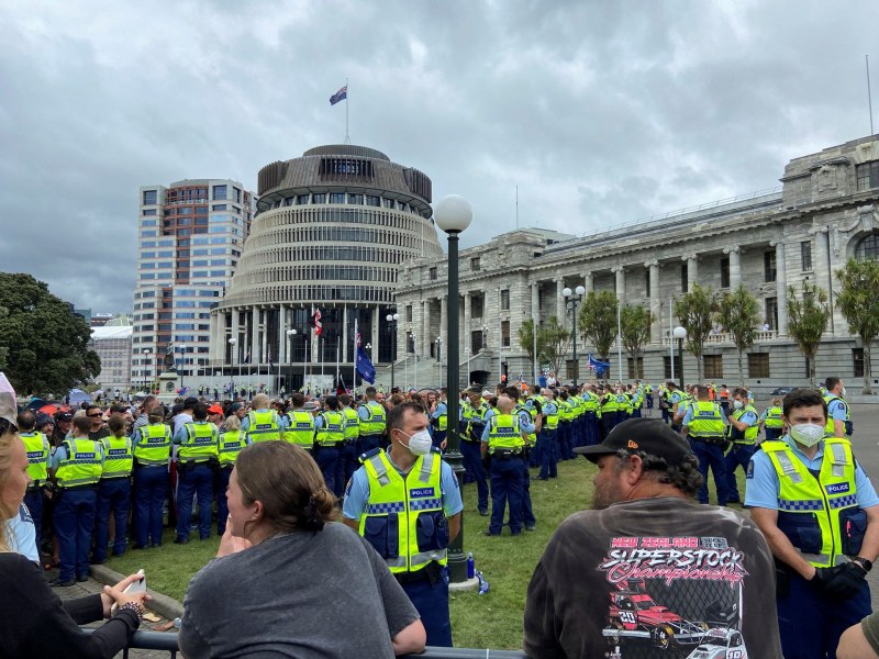Сблъсъци с полицията в Нова Зеландия и предупреждения за арести