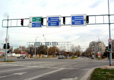 Нов работен режим се въвежда на светофарната уредба при кръстовището