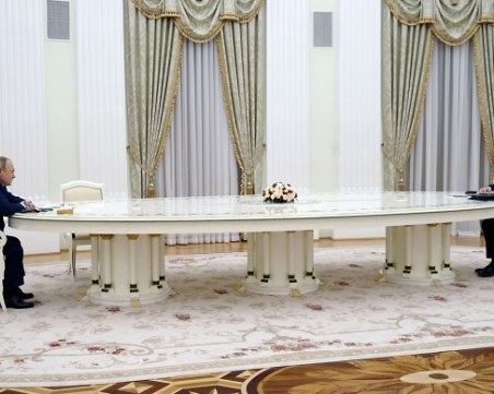 Макрон отказа на Кремъл тест за COVID-19, за да не му вземат ДНК