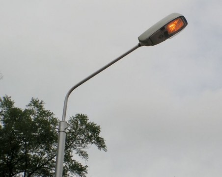 Подновяват осветлението в районите 