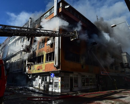 Пожар в пететажна сграда в Истанбул, има блокирани хора