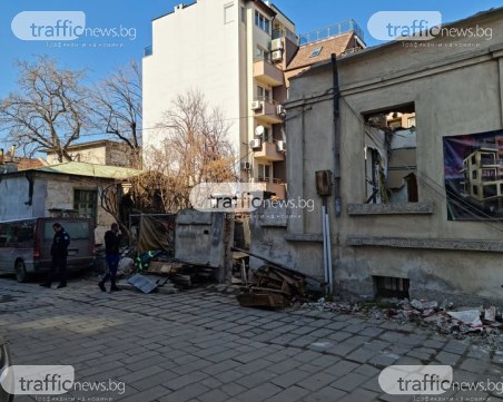 При бутане на сграда в центъра на Пловдив: Ограда в съседен имот се срина, удари бус
