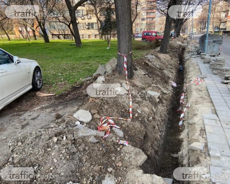 Разкопаха реновиран тротоар в Гагарин, втори месец ремонтът е в застой