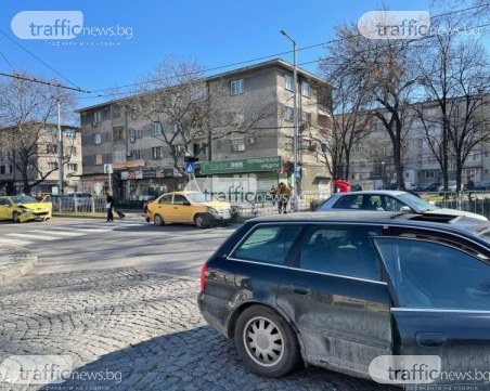 Верижна катастрофа на голям пловдивски булевард, три коли се удариха