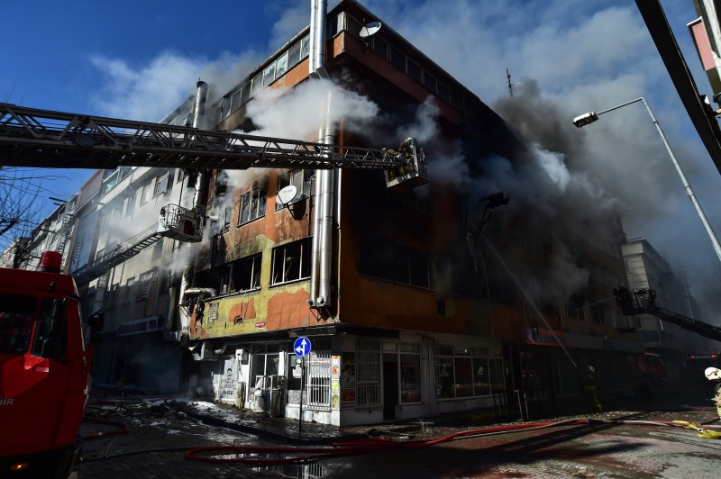 Пожар е избухнал в пететажна сграда в квартал Гюнгьорен в