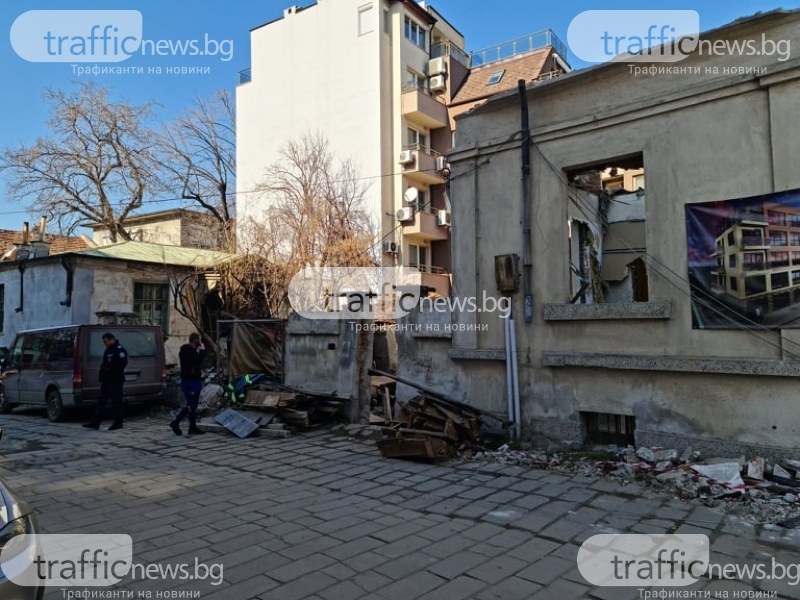 При бутане на сграда в центъра на Пловдив: Ограда в съседен имот се срина, удари бус