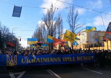 Няколко хиляди украинци излязоха на митинг шествие в Киев за да