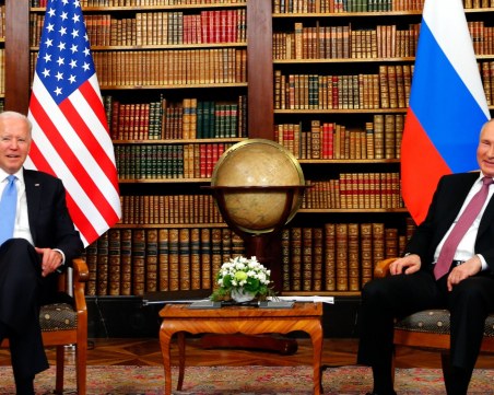 Байдън и Путин с 62-минутен разговор заради украинската криза, САЩ предупреждава за руско нахлуване