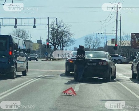 Нова катастрофа в Пловдив, затруднено е движението по бул. 