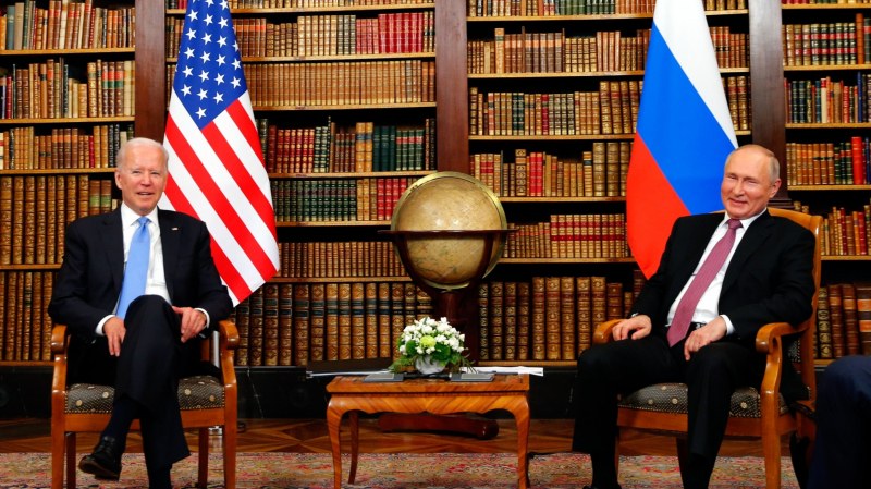 Байдън и Путин с 62-минутен разговор заради украинската криза, САЩ предупреждава за руско нахлуване