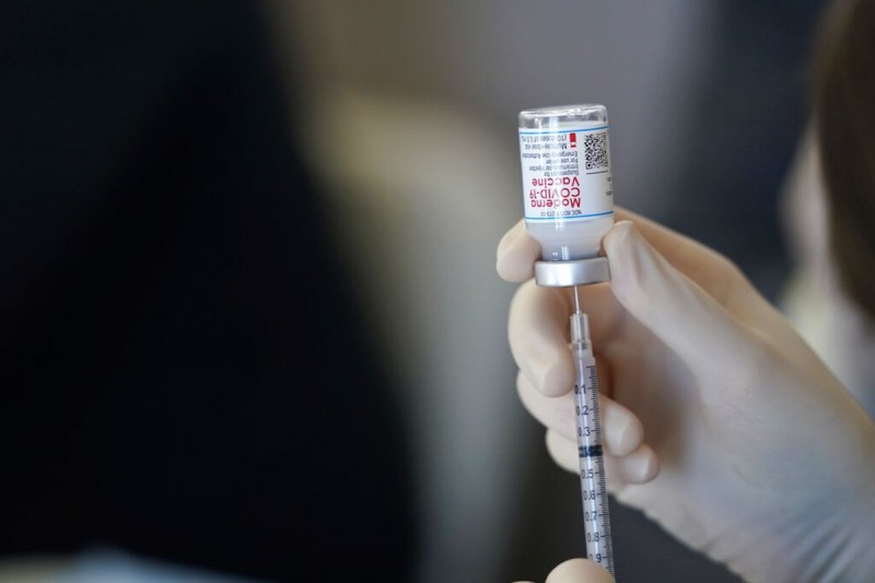 Адаптирани ваксини срещу новите щамове ще бъдат доставени най-рано през