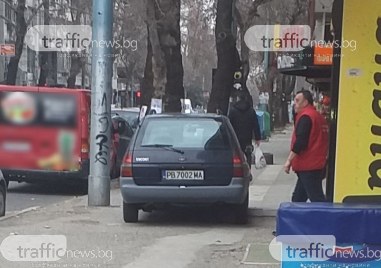 Пловдивчанин паркира возилото си върху тротоара на бул Христо Ботев