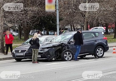 Катастрофа между два автомобила затрудни движението на булевард Пещерско шосе