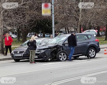 Катастрофа на натоварен булевард в Пловдив, затруднено е движението