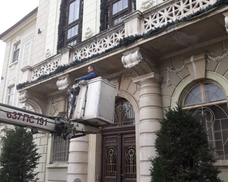 Общината ще търси отговорност на бултрасите, счупили прозореца на сградата културен паметник