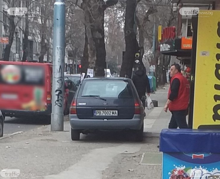 Докога? Пловдивчанин ползва безплатно паркомясто върху тротоар