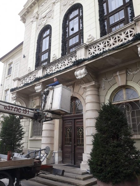 Общината ще търси отговорност на бултрасите, счупили прозореца на сградата културен паметник