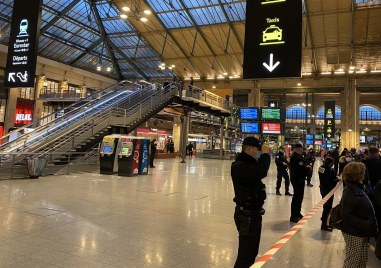 Френски полицаи застреляха мъж който ги нападна с нож на