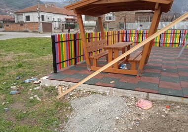 Вандали посегнаха на най новата детска площадка в община Кричим Съоръжението