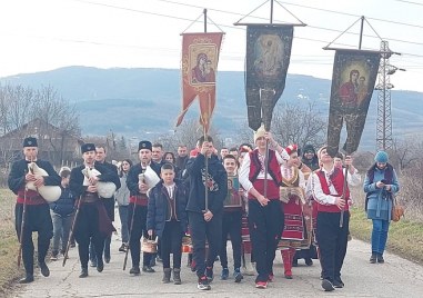 Община Родопи отпразнува Трифон Зарезан по стара традиция Кметът Павел