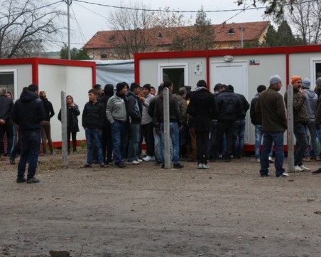 Хванаха 50 бежанци край Нова Загора, някои от тях били и без обувки