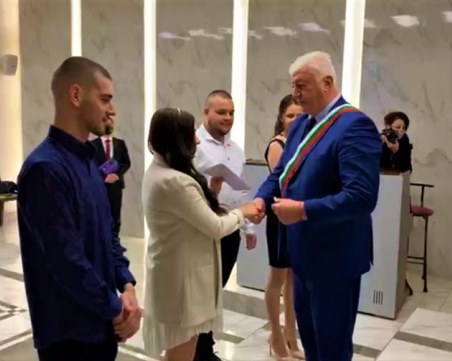 Кметът венча младо семейство в Деня на влюбените