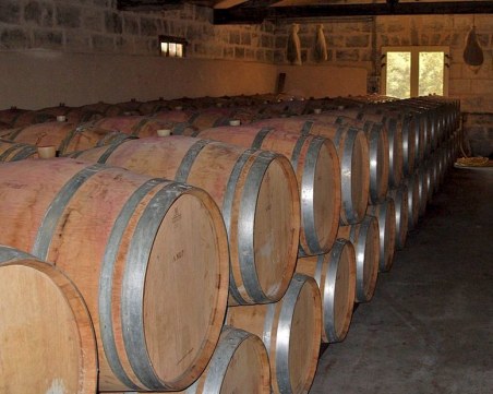 Липсват над 300 000 литра вино от данъчен склад в Хасково