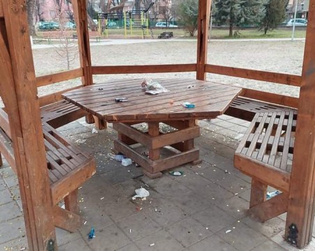 Мизерия! Вандали превърнаха парк в Смирненски в сметище