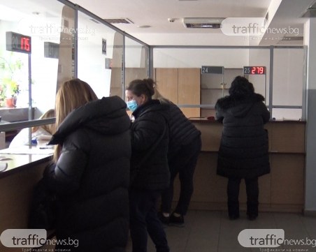 Онлайн или на гише в институциите? Как е по-удобно да се възползваме от дадена услуга