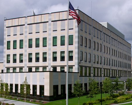 САЩ затваря посолството си в Киев