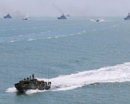 Украйна: Авиокомпаниите да избягват полети над Черно море