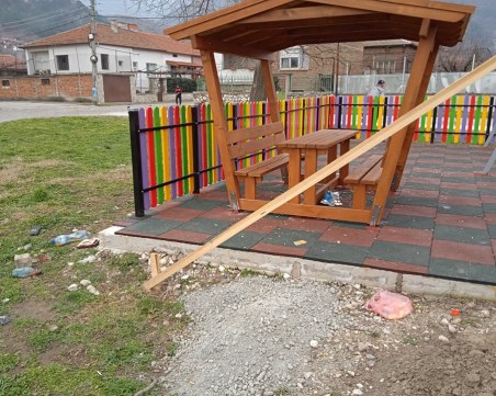 Вандали начупиха най-новата детска площадка в Кричим