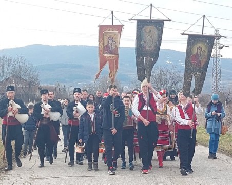 Зарязаха лозите за берекет в Брестовица, Павел Михайлов спази традиционния ритуал