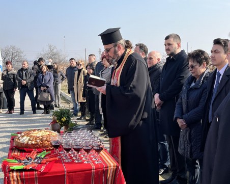 Зарязаха лозите в Брестник, областният управител се включи в празника