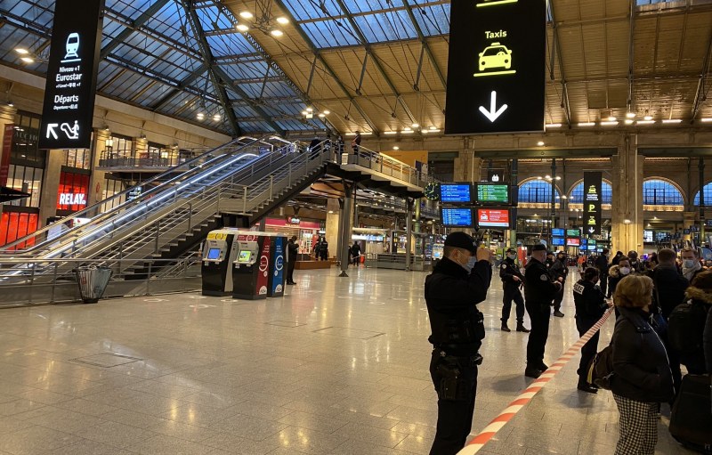 Полицаи застреляха мъж на гара в Париж