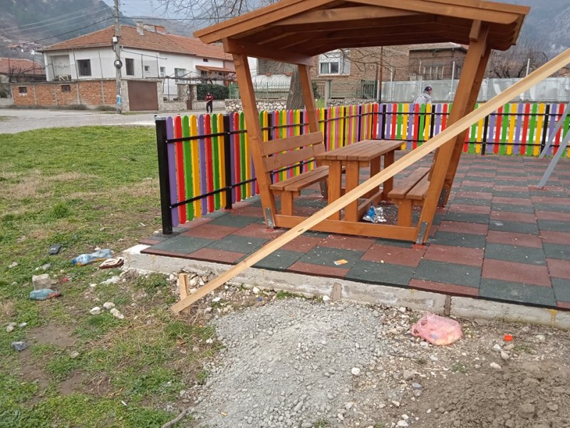 Вандали начупиха най-новата детска площадка в Кричим