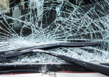 18 годишен неправоспособен водач предизвика катастрофа при която пострада негов спътник