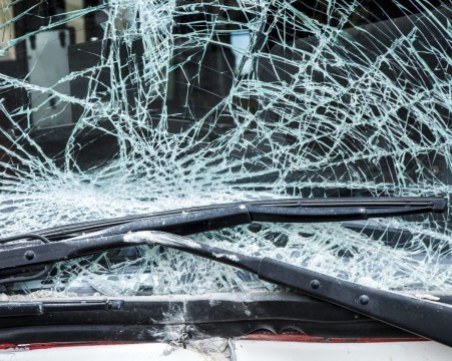 18-годишен без книжка катастрофира край Пазарджик, спътникът му пострада