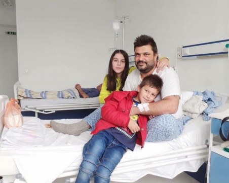 Борбата продължава: Самотен баща има нужда от помощ, за да плати скъпо лечение