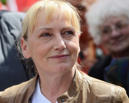 Евродепутатите не свалиха имунитета на Елена Йончева